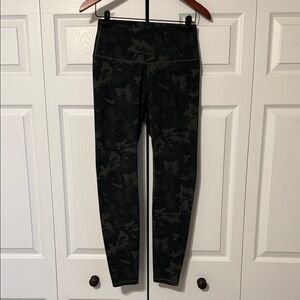 Women's Colorfulkoala Dark Green Camouflage Leggings, Size L
